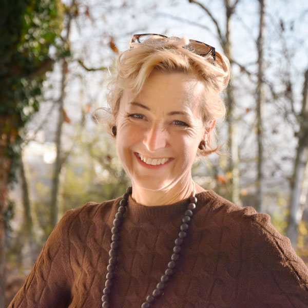 Regula Schenk, Portraitbild der Malerin und Künstlerin aus Rüti ZH